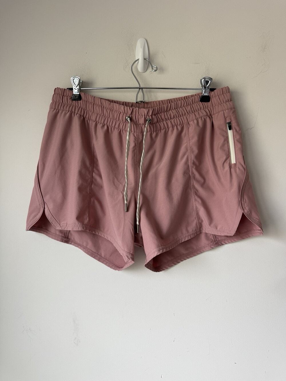 Vuori Women’s Clementine 2.0 Short 4” Lined Marsala Size L Dusty Rose Mid Rise